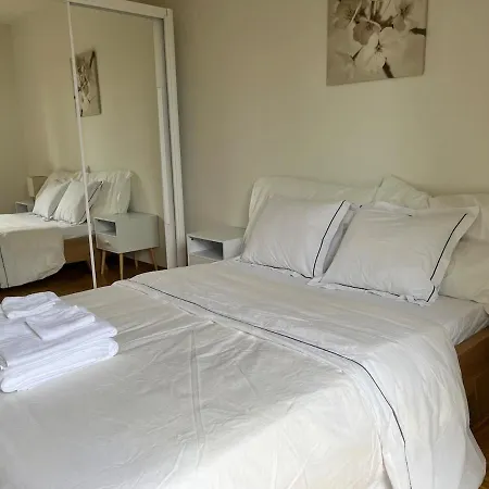 2 Bedrooms And Garden شقة *